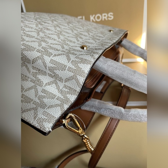 Authentic Michael Kors Arielle Medium Logo Satchel in Vanilla - Picture 5 of 10